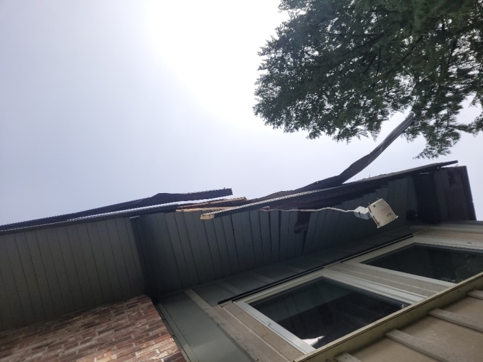 New metal roofing replacement
